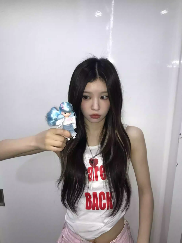 ILLIT Moka Stage Outfit Inspired Slogan Print Crop Tank Top