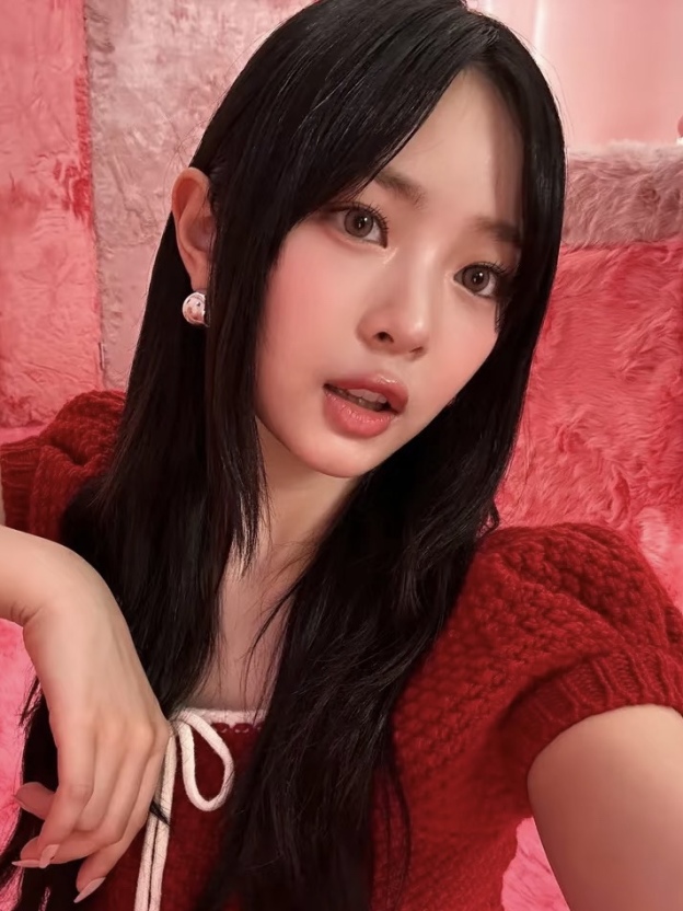 IVE Wonyoung & LE SSERAFIM Eunchae Inspired Red Knit Top
