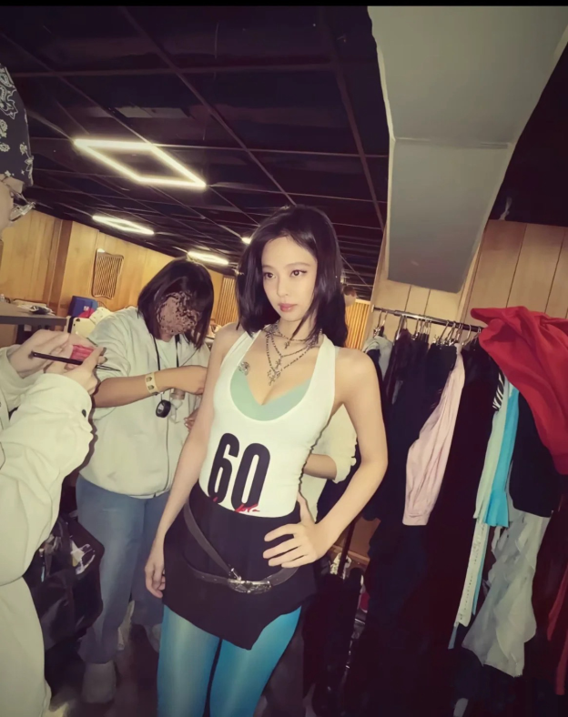 Square-neck backless camisole-Blackpink Jennie