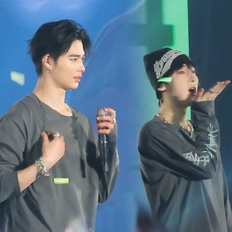 ENHYPEN 'WALK THE LINE' Concert Loose Long Sleeve T-Shirt-ENHYPEN