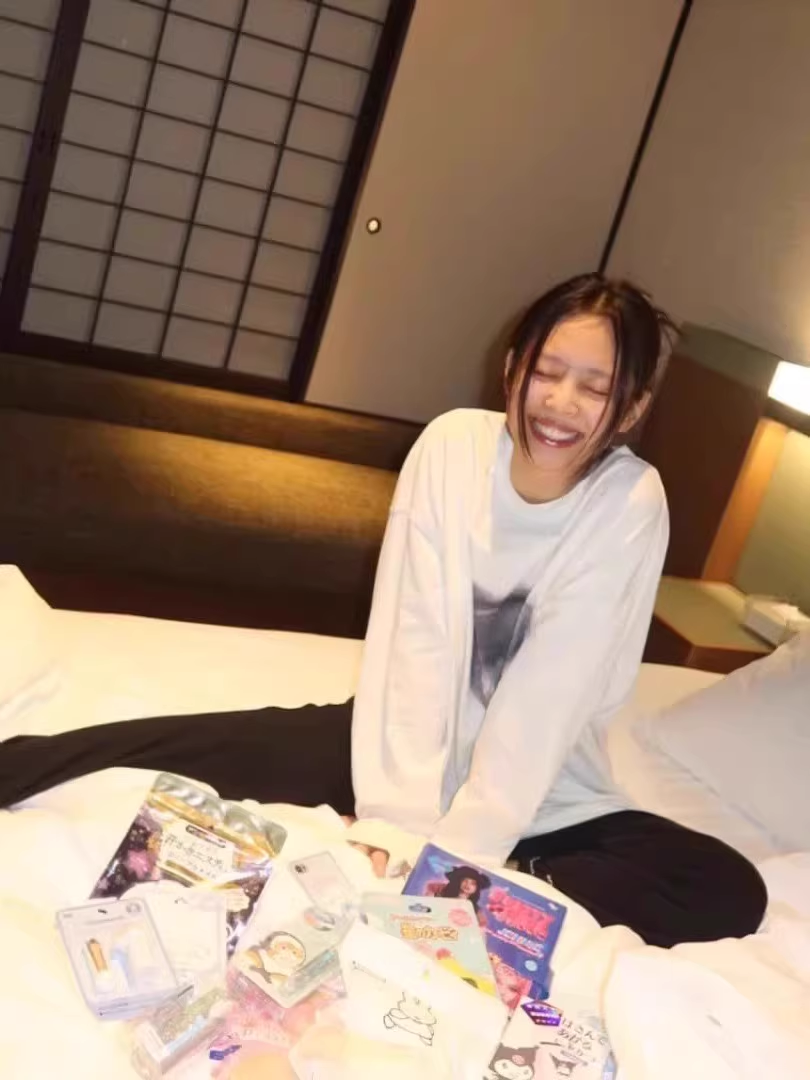 Lip Print White Long Sleeve T-Shirt-Blackpink Jennie