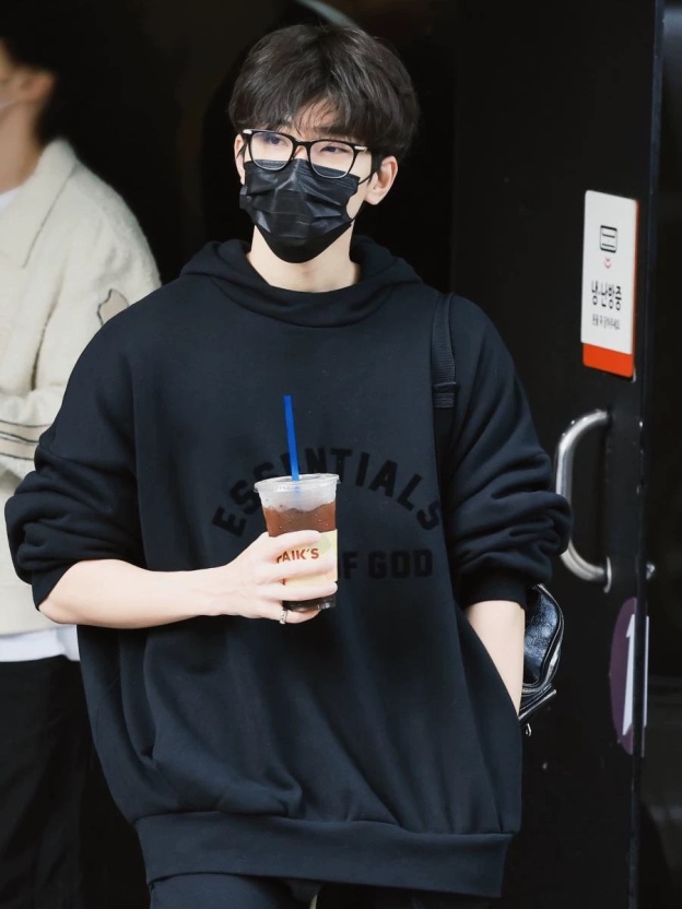 Seventeen  Wonwoo black hoodie sweatshirt