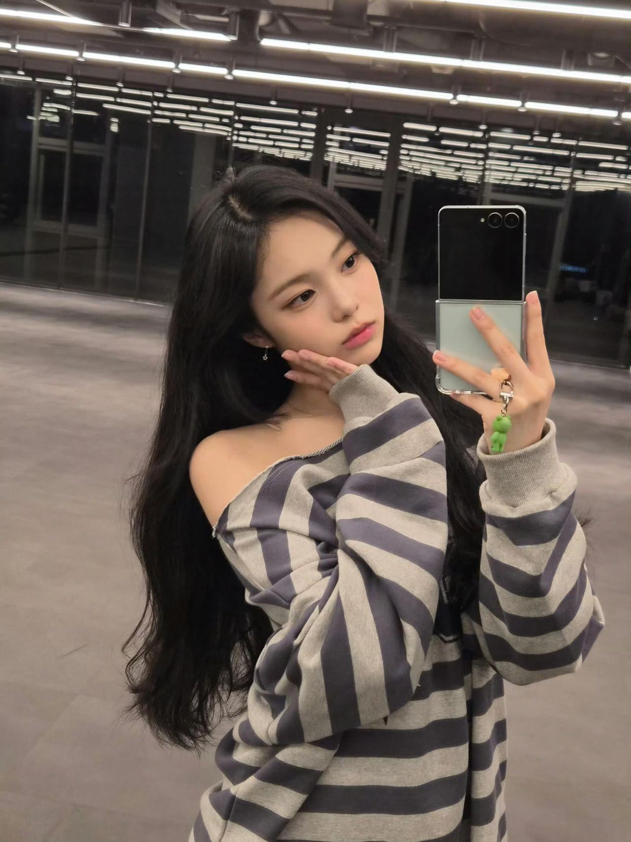 Hearts2Hearts IAN Inspired 89 Star Striped Off-Shoulder Long Sleeve 