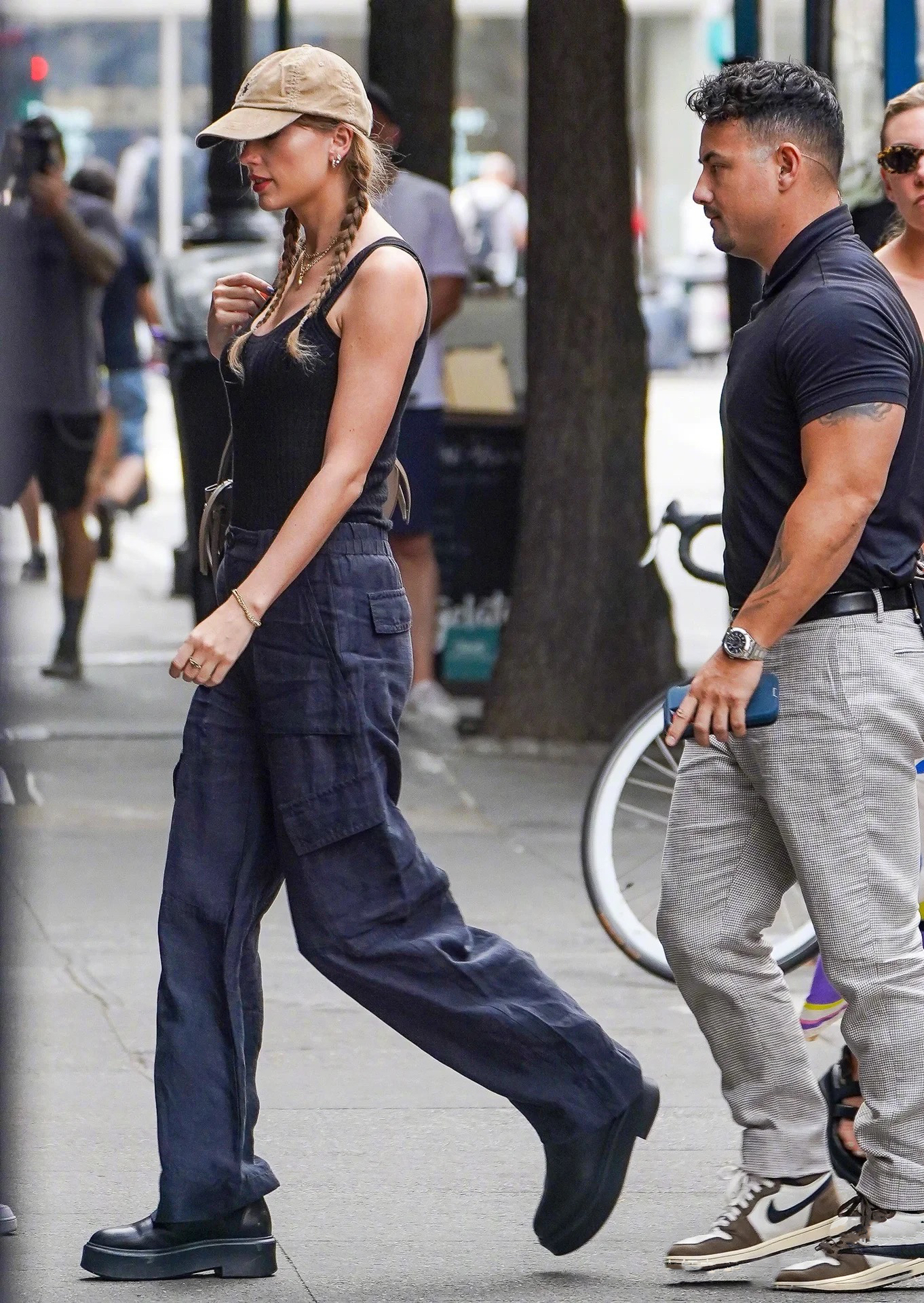 Straight-legged pants-Taylor Swift