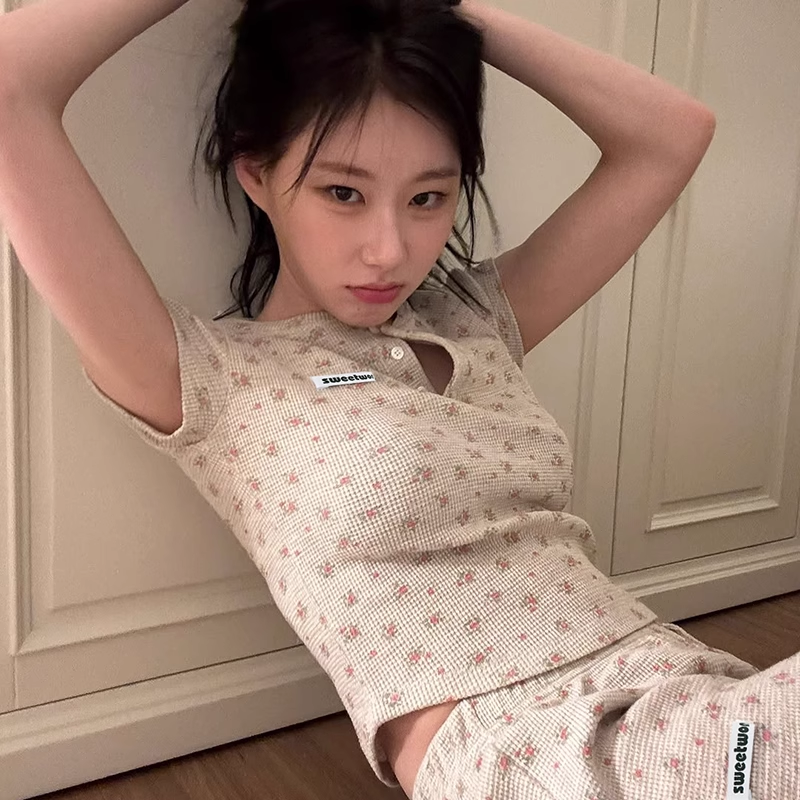 ITZY Chaeryeon Floral Short Sleeve T-Shirt Shorts Set