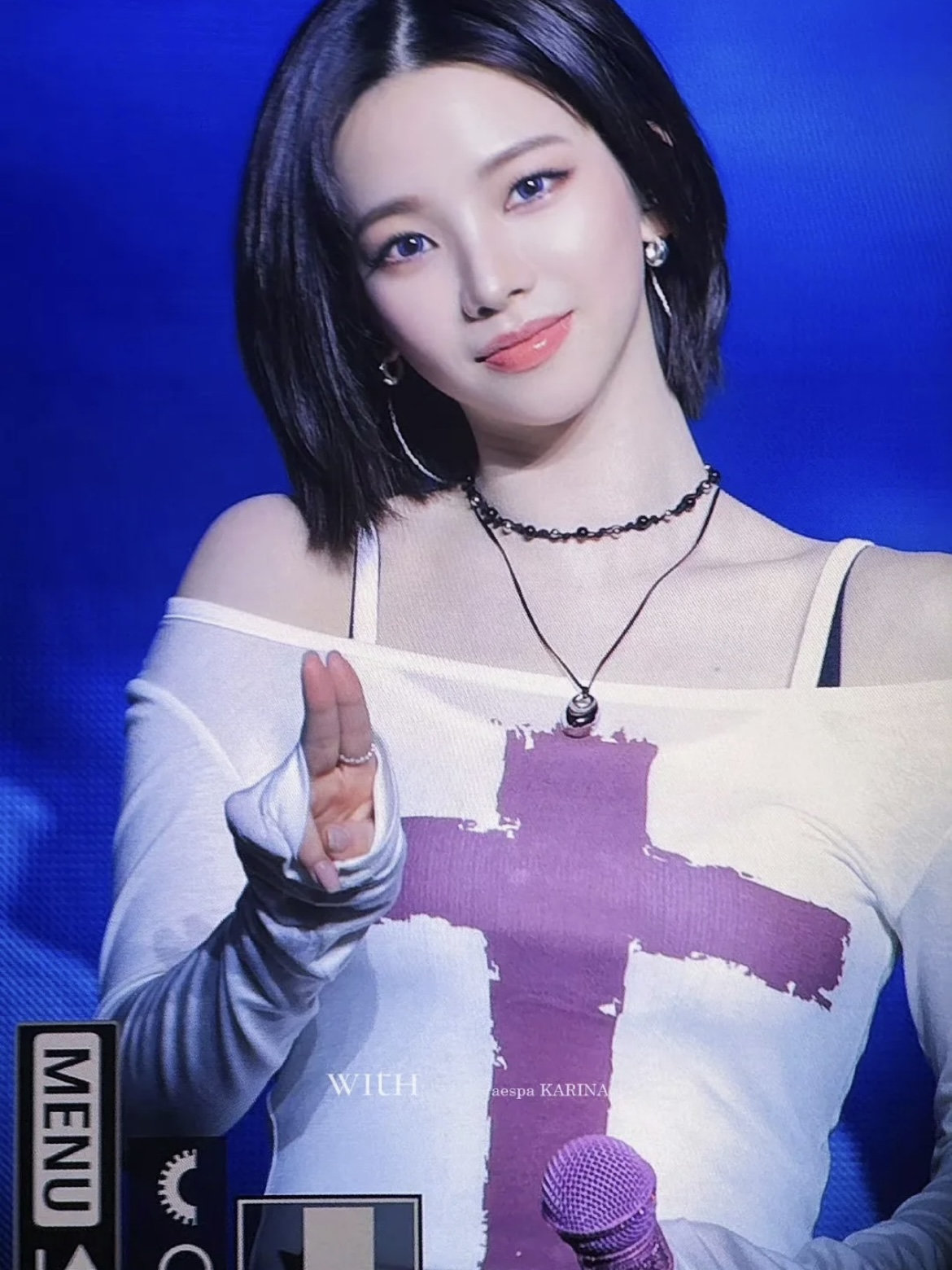 Fitted Long Sleeve Crew Neck T-shirt with Cross Print-Aespa Karina