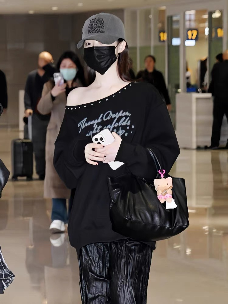 Gidle Shuhua Inspired Rivet Off-Shoulder Sweatshirt