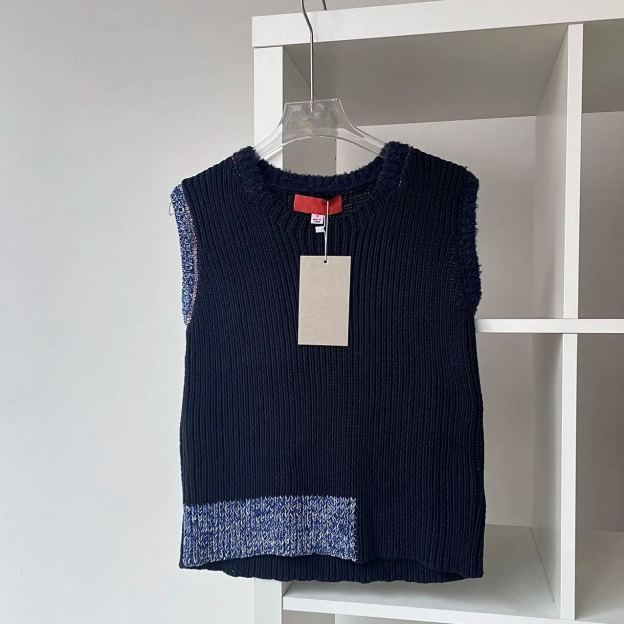 Colorblocked Sleeveless Knit Vest-Blackpink Jennie