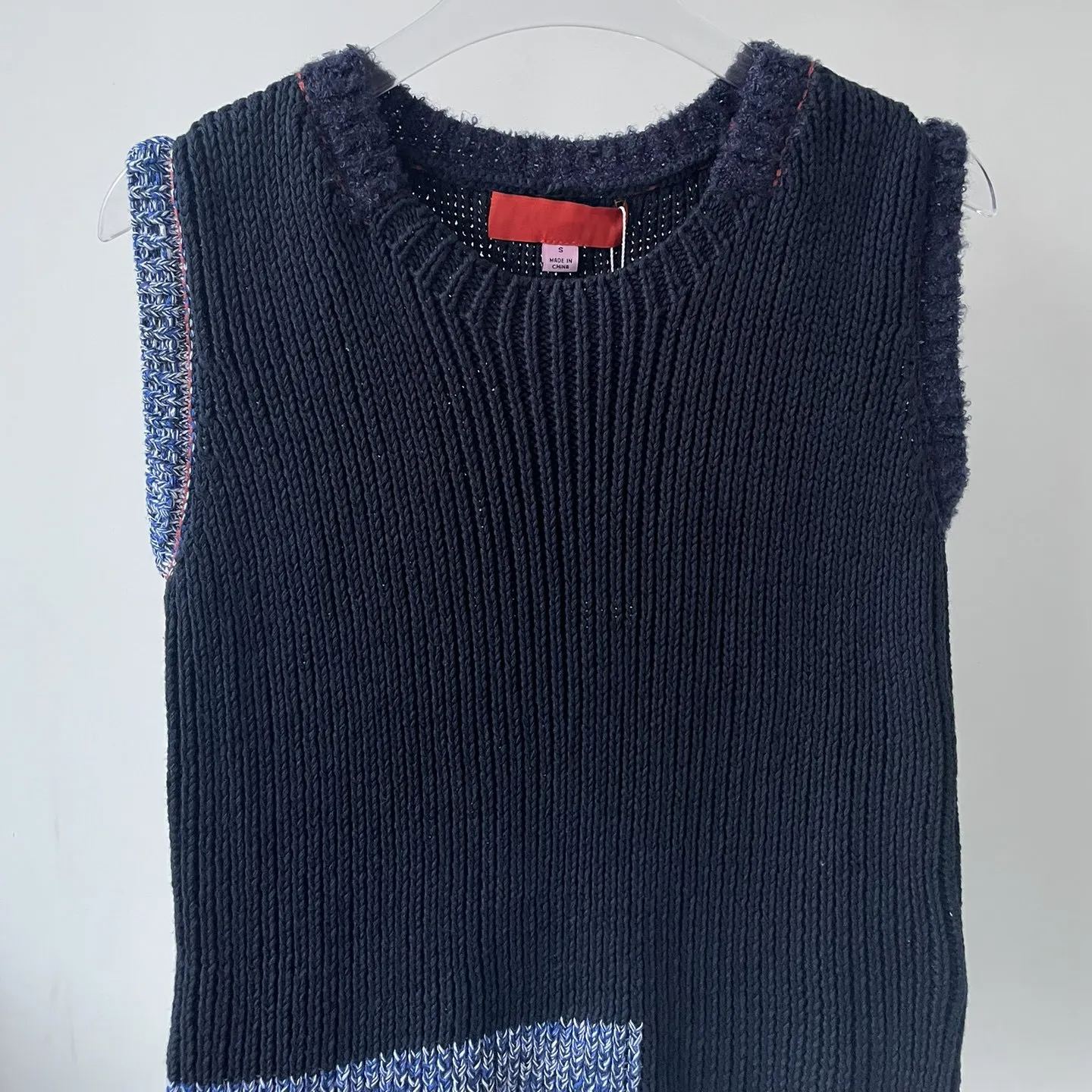 Colorblocked Sleeveless Knit Vest-Blackpink Jennie