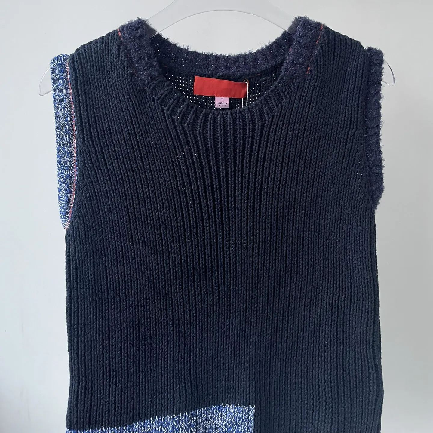 Colorblocked Sleeveless Knit Vest-Blackpink Jennie