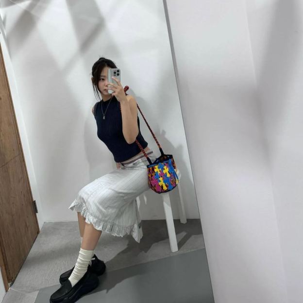 Colorblocked Sleeveless Knit Vest-Blackpink Jennie