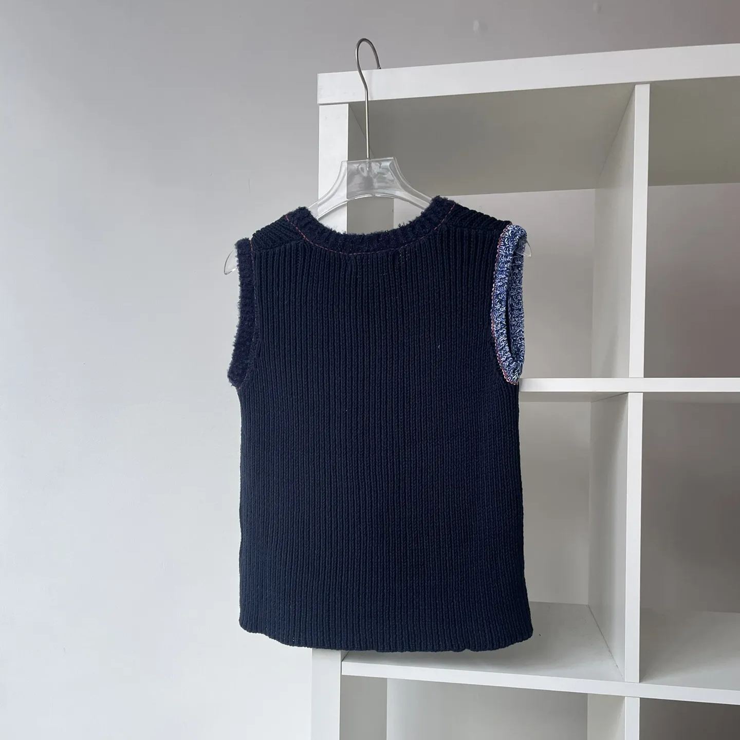 Colorblocked Sleeveless Knit Vest-Blackpink Jennie