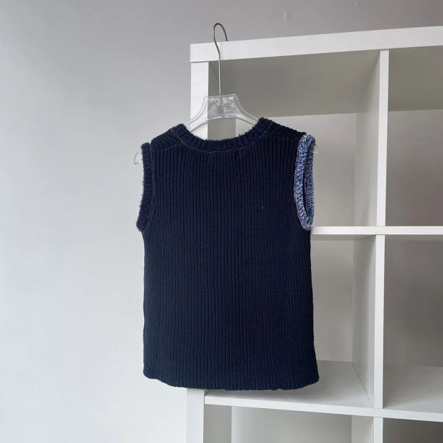 Colorblocked Sleeveless Knit Vest-Blackpink Jennie