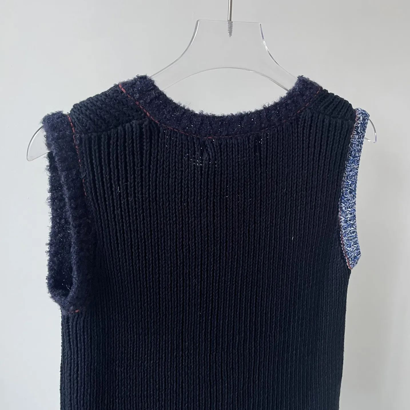 Colorblocked Sleeveless Knit Vest-Blackpink Jennie