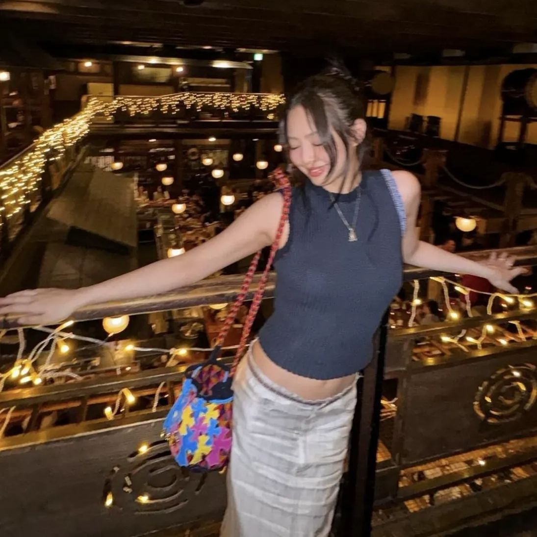 Colorblocked Sleeveless Knit Vest-Blackpink Jennie