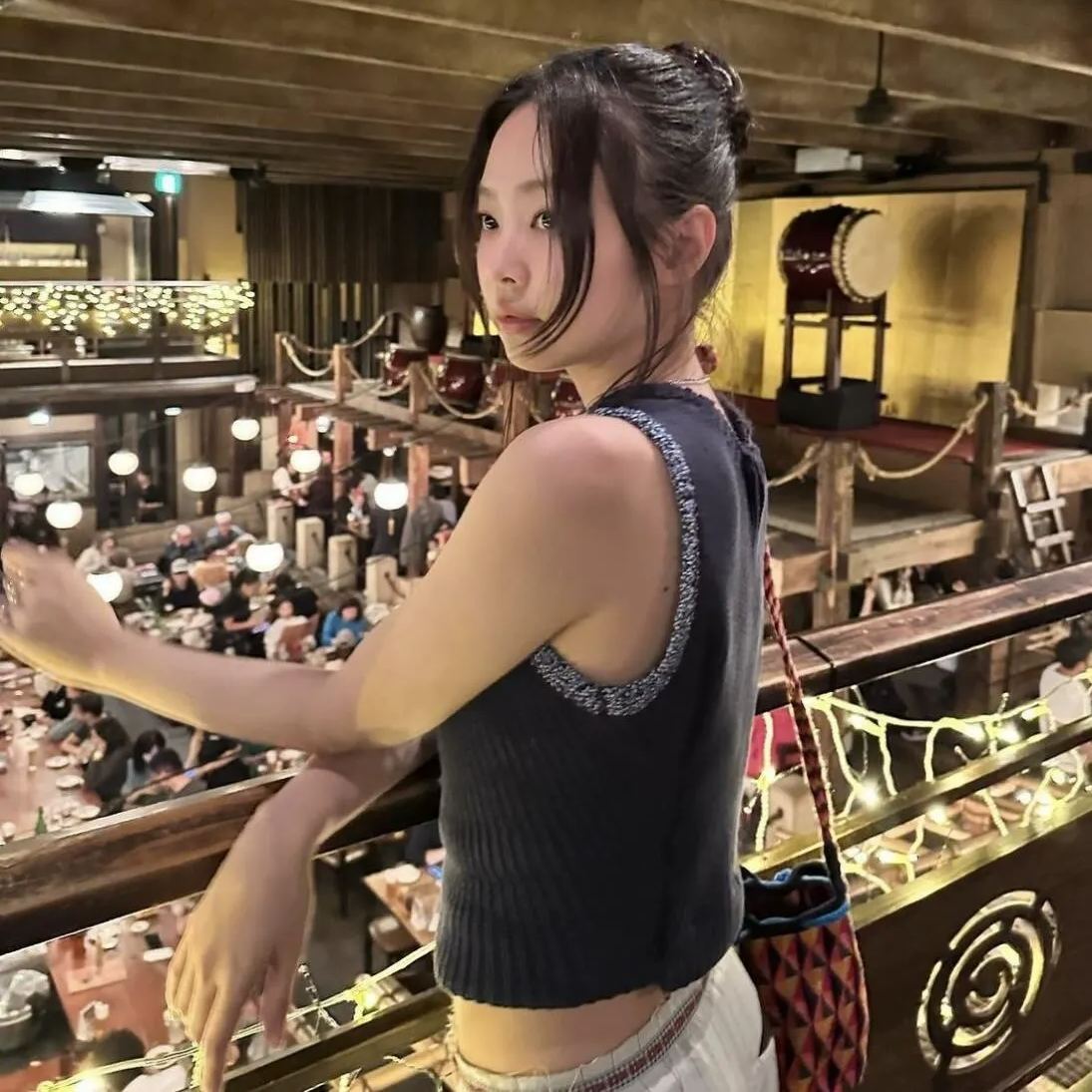 Colorblocked Sleeveless Knit Vest-Blackpink Jennie