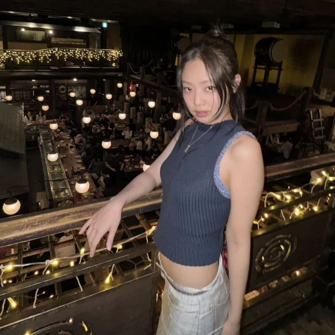 Colorblocked Sleeveless Knit Vest-Blackpink Jennie