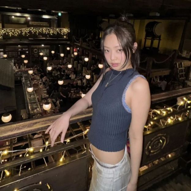 Colorblocked Sleeveless Knit Vest-Blackpink Jennie