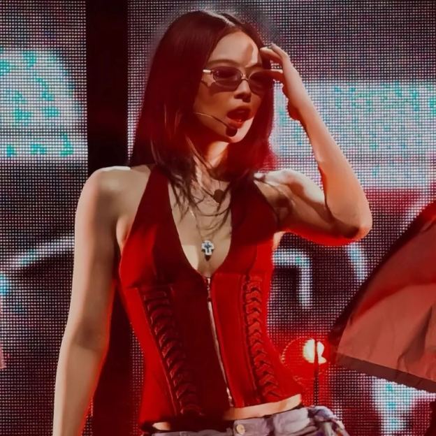 V-neck fitted waist camisole-Blackpink Jennie