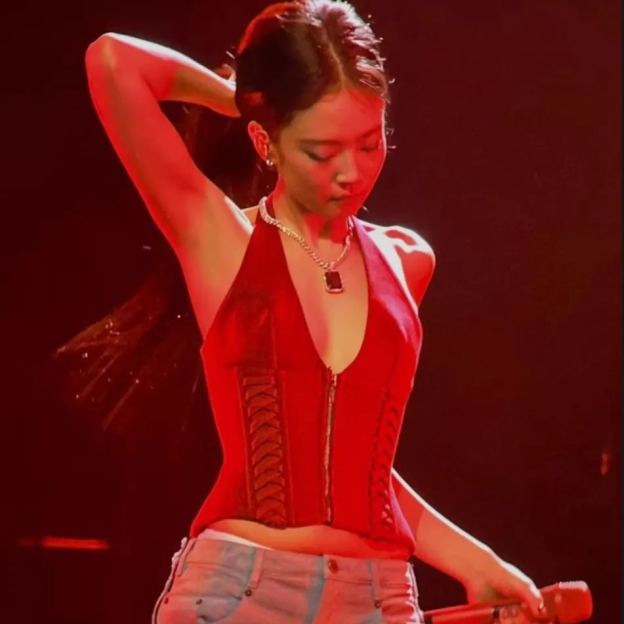 V-neck fitted waist camisole-Blackpink Jennie
