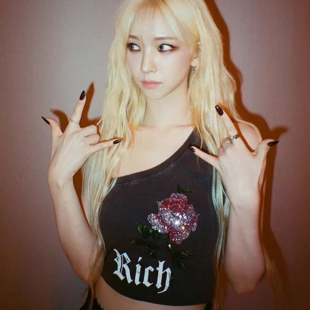 Aespa Karina & Lesserafim Kazuha Asymmetric Off-Shoulder Rose Rhinestone Vest