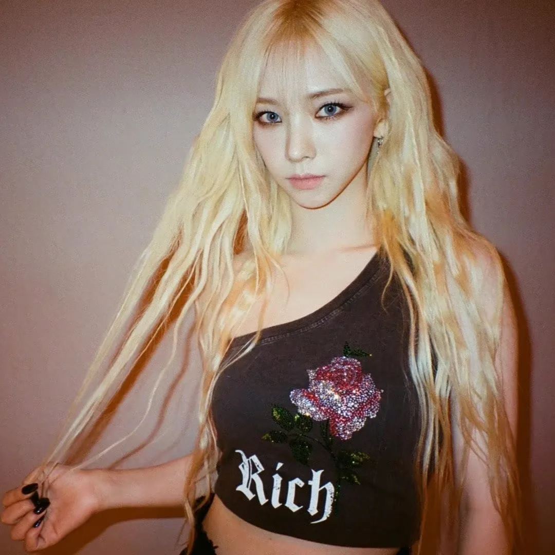 Aespa Karina & Lesserafim Kazuha Asymmetric Off-Shoulder Rose Rhinestone Vest