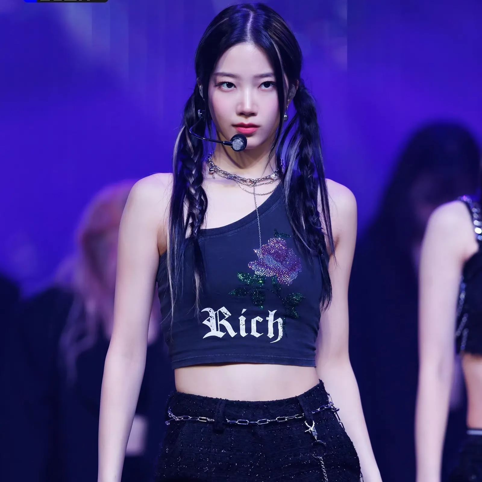 Aespa Karina & Lesserafim Kazuha Asymmetric Off-Shoulder Rose Rhinestone Vest