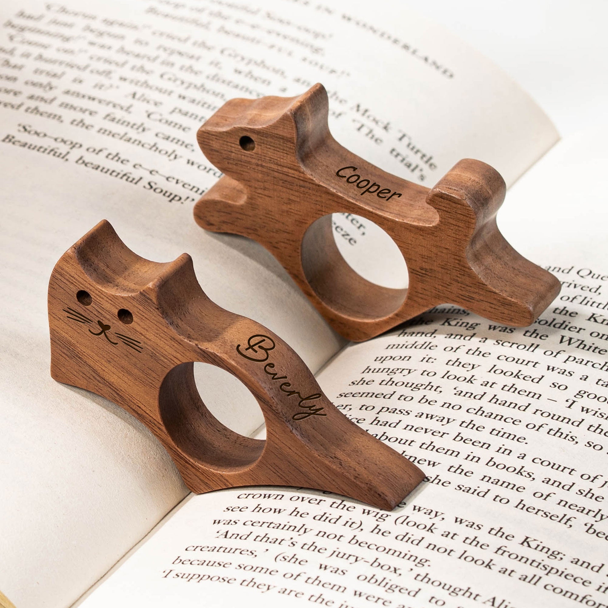 Personalized Walnut Book Page Holder, Custom Name Wooden Thumb Page Spreader, Perfect Book Lover Gift for Birthday or Anniversary 