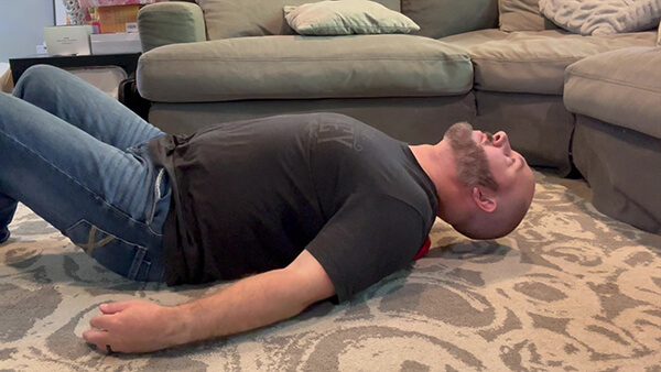 a man stretch rhomboid