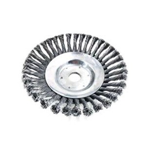 Skręcona szczotka druciana skutecznie usuwa chwasty z trawnika