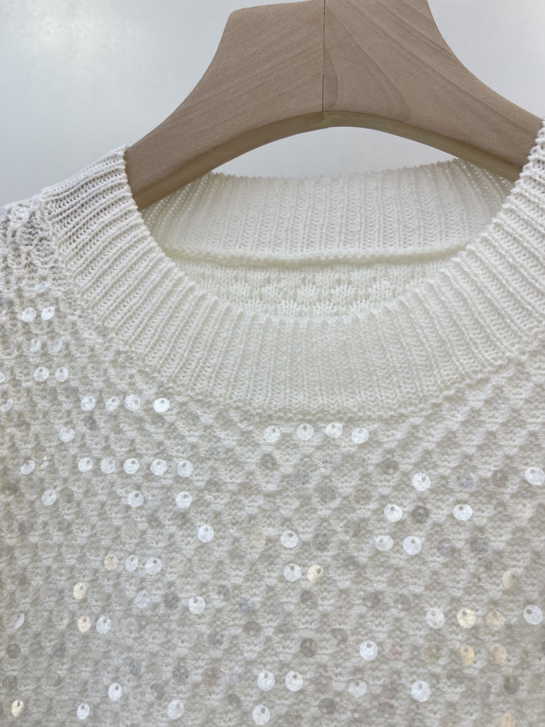  Sequin - Embellished White Knit Short - sleeve Top