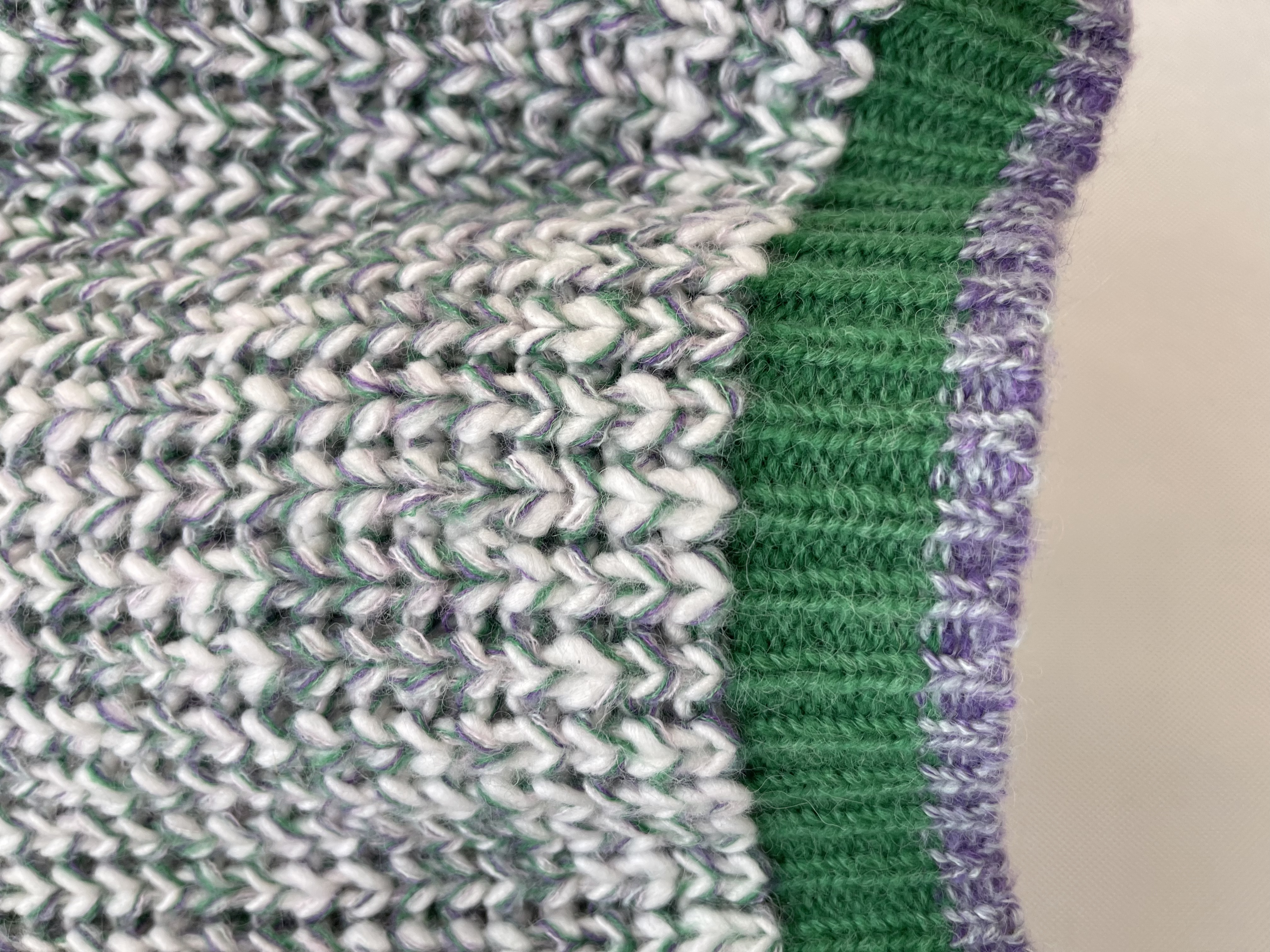  Cropped Crew - neck Sweater with Green Trim and Multicolored Knit Pattern