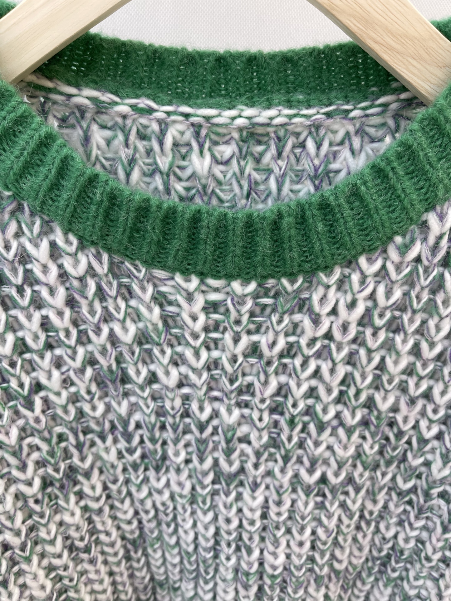  Cropped Crew - neck Sweater with Green Trim and Multicolored Knit Pattern