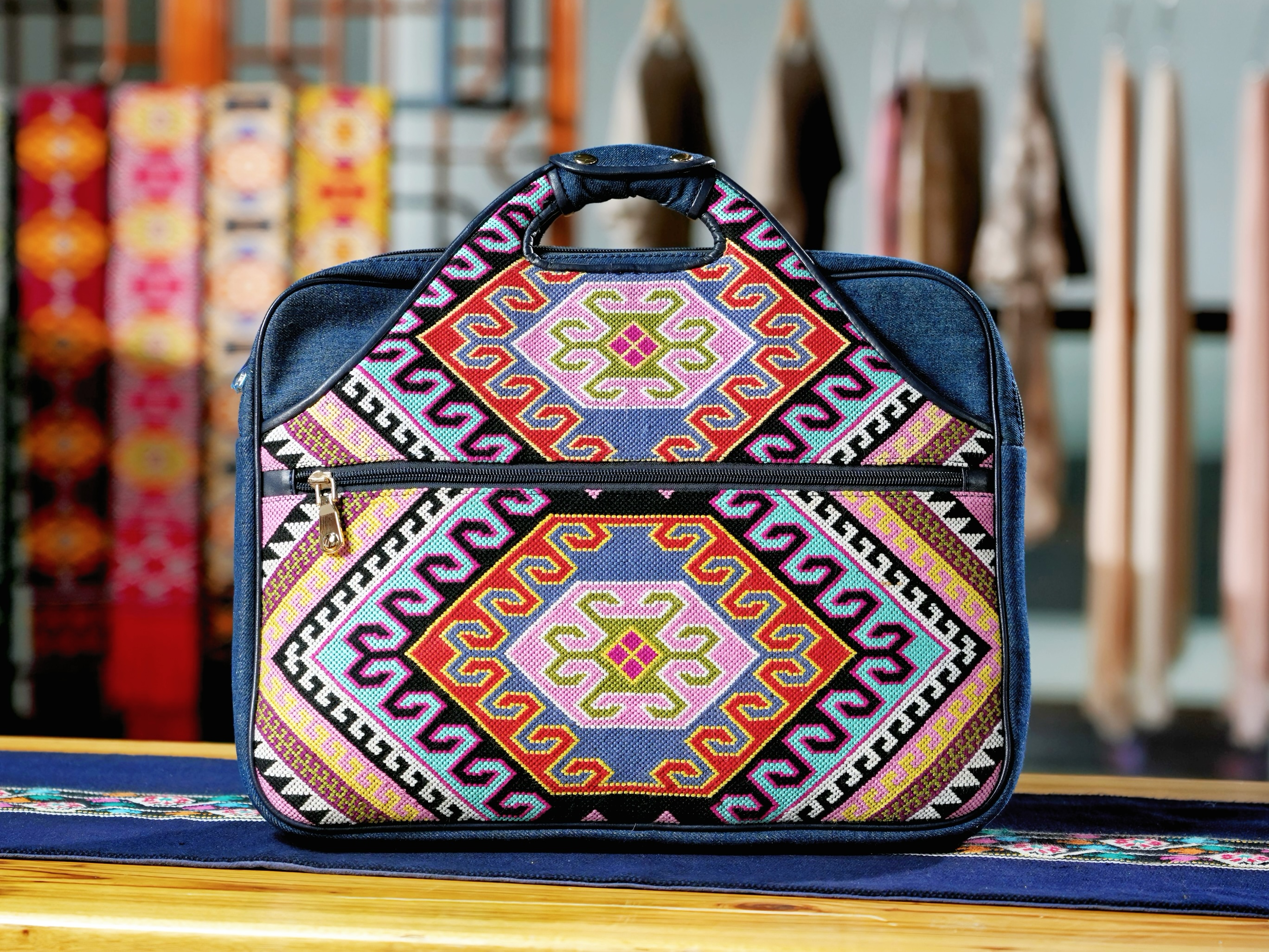 Xilan Kapu Tujia Brocade Laptop Bag – 48 Hooks