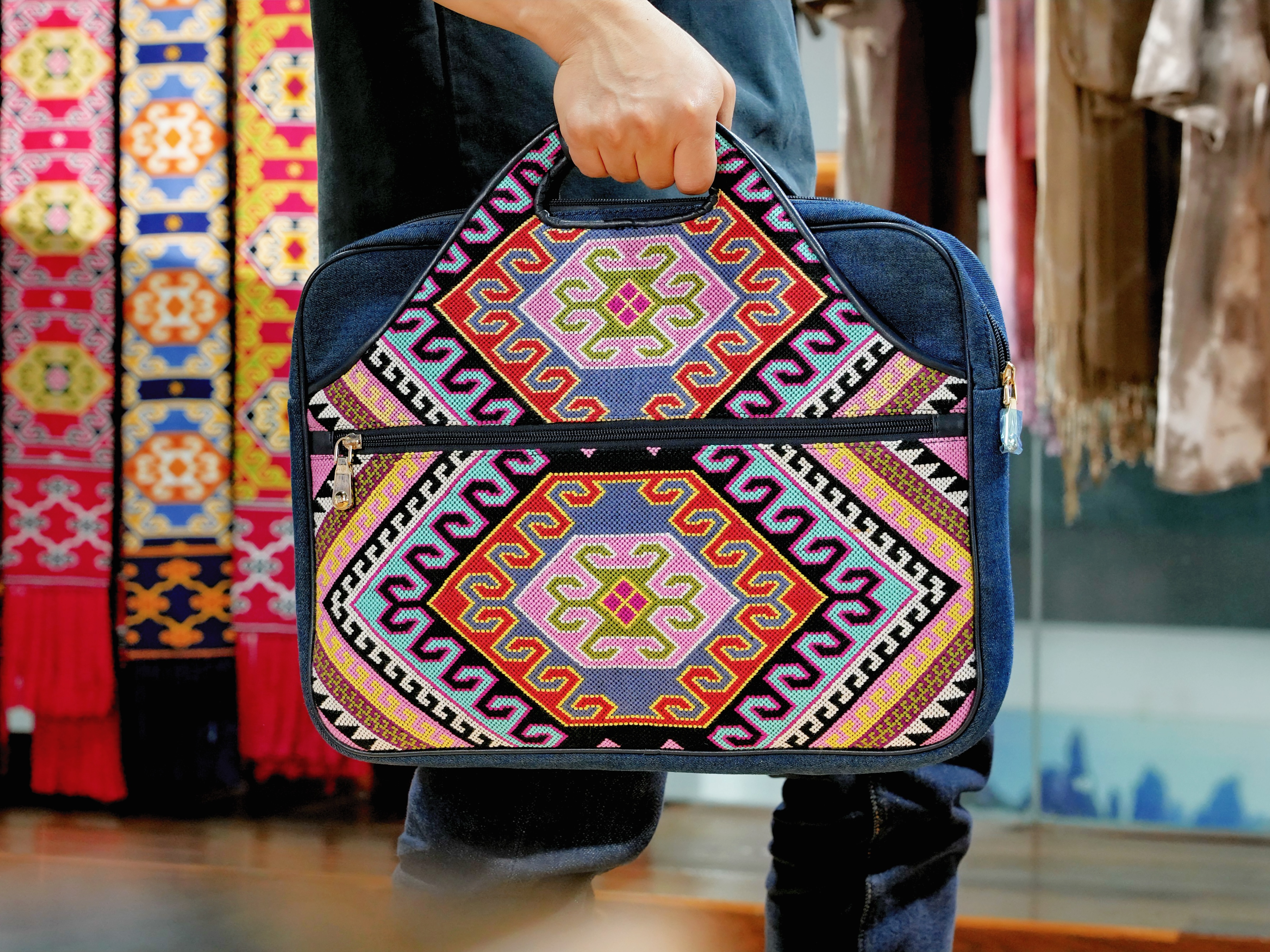 Xilan Kapu Tujia Brocade Laptop Bag – 48 Hooks