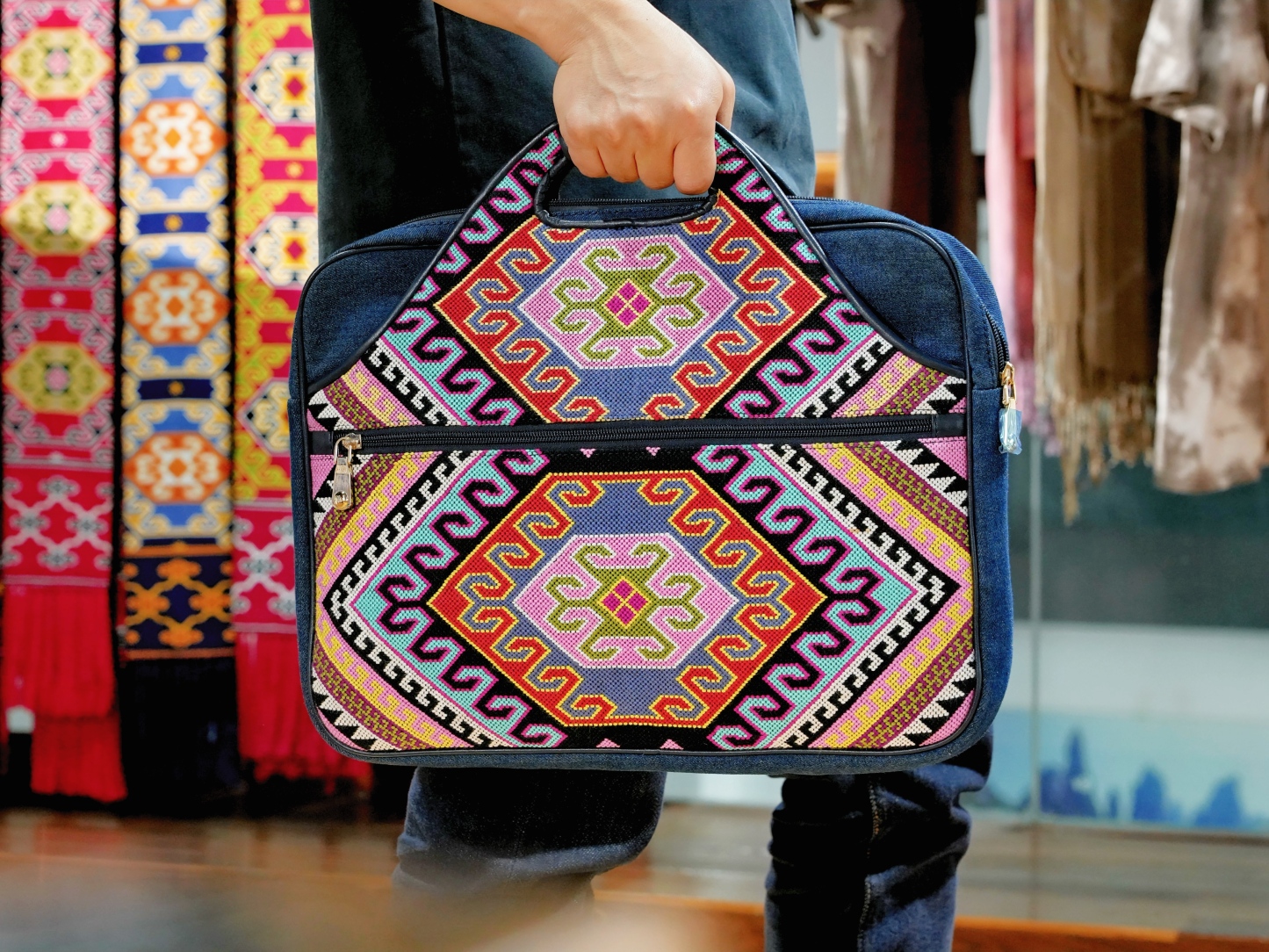 Xilan Kapu Tujia Brocade Laptop Bag – 48 Hooks