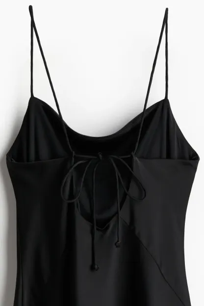 Robe en satin à dos ouvert