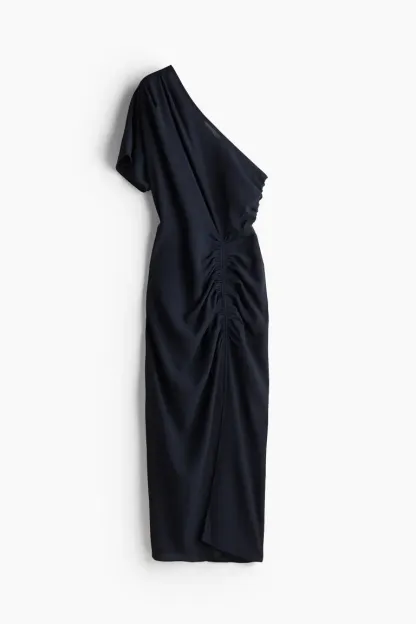 Robe drapée à une épaule