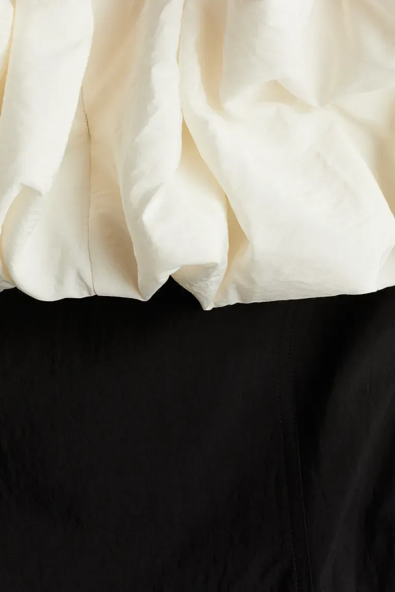 Robe à volants et épaules dénudées
