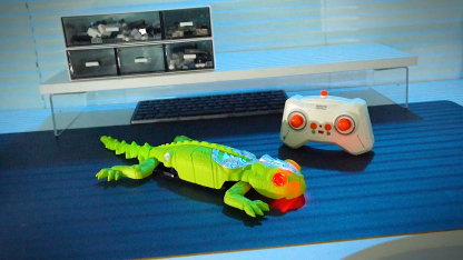 【USA STOCK】Wall Crawler Gecko RC Toy – Dual Mode Wall/Floor Climbing, LED Eyes Rechargeable Gift 3+