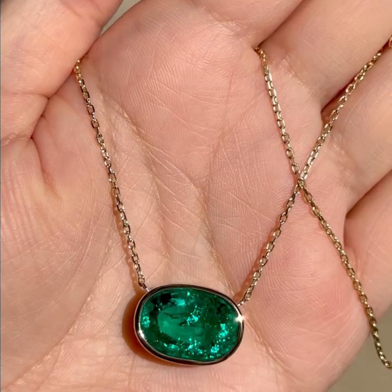 11.3ct Oval Cut Emerald Yellow Gold Necklace