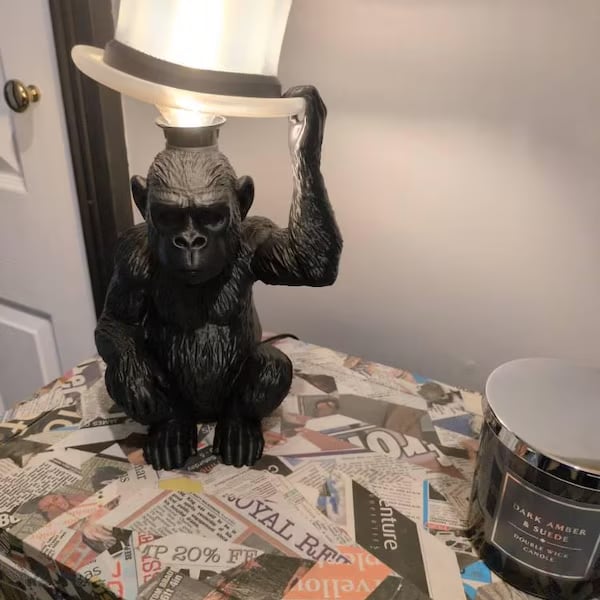 🐒Monkey Table Lamp with Top Hat – Sculptural Animal Desk Lamp💡(𝐋𝐮𝐜𝐚𝐬 𝐇𝐚𝐥𝐞 𝐇𝐚𝐧𝐝𝐦𝐚𝐝𝐞®)