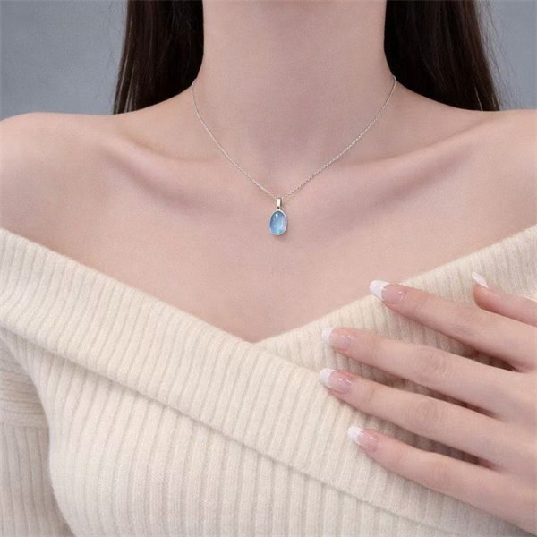 Luxury Collarbone Necklace | A Gentle and Versatile Accessory