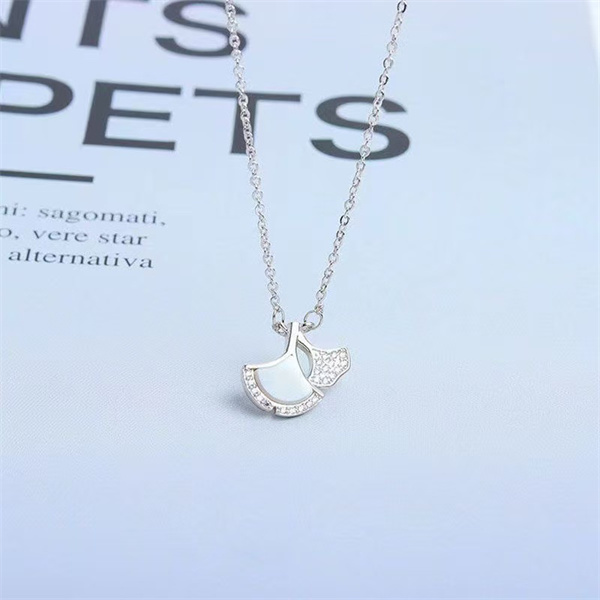Ginkgo Leaf Mother-of-Pearl Diamond Necklace | Gentle and Luxurious Clavicle Chain
