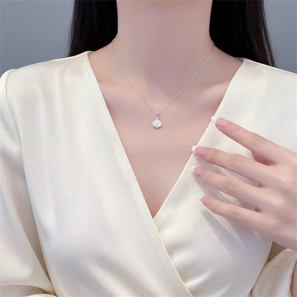 Luxury Collarbone Necklace | A Gentle and Versatile Accessory