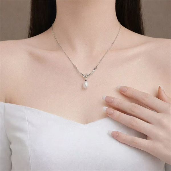 Luxury Collarbone Necklace | A Gentle and Versatile Accessory