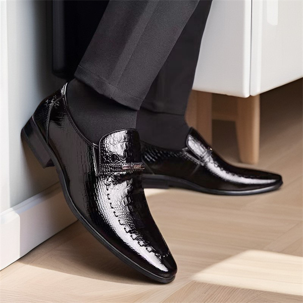 Men's crocodile pattern patent leather business shoes with pointed toe shiny leather shoes