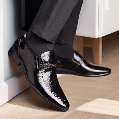 Men's crocodile pattern patent leather business shoes with pointed toe shiny leather shoes