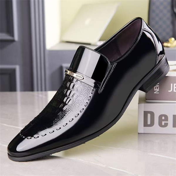 Men's crocodile pattern patent leather business shoes with pointed toe