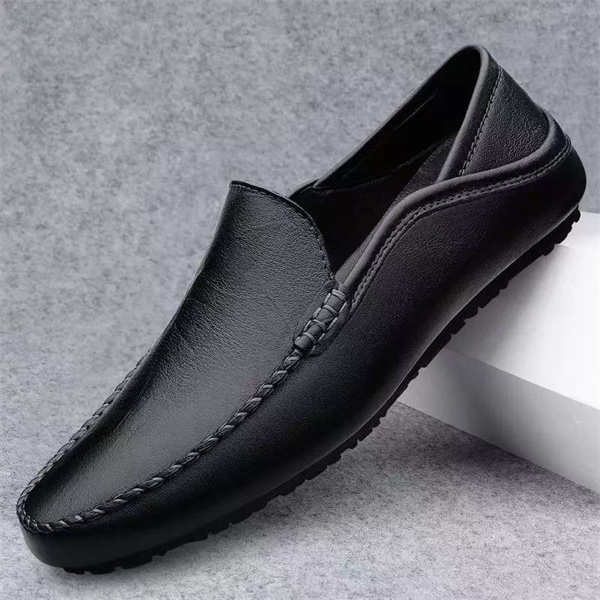 Slip-on business casual leather shoes made of top-grain lychee-patterned cowhide.